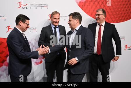 Offenbach, Deutschland. 17. Januar 2023, Hessen, Offenbach/Main: Oliver Leki (l-r), geschäftsführender Direktor des DFL, Hans-Joachim Watzke, Sprecher des DFL-Exekutivkomitees, und Axel Hellmann, geschäftsführender Direktor des DFL, begrüßen Christian Seifert (2. von rechts), den Vorsitzenden des Aufsichtsrats der Deutschen Sporthilfe, beim DFL Neujahrsempfang. Foto: Arne Dedert/dpa Stockfoto