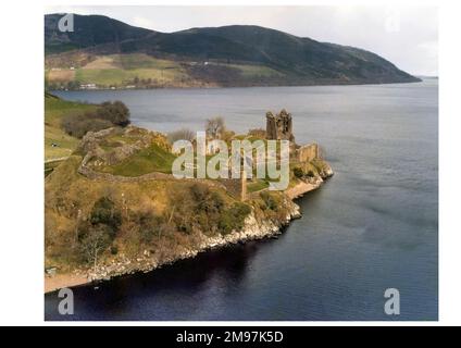 Aus der Vogelperspektive: Castle Urquhart, Loch Ness, Schottland. Stockfoto