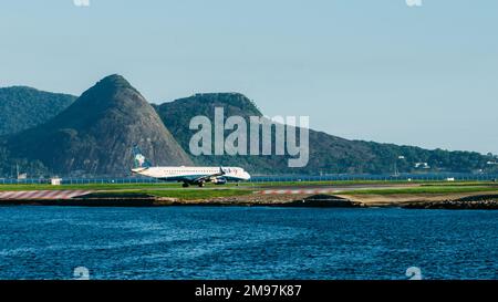 Rio de Janeiro, Brasilien - 16. Januar 2023: Azul Airline Airplane Taxiing am Santos Dumont Airport in Rio de Janeiro, Brasilien Stockfoto