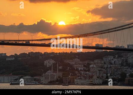 Istanbul Bosporus-Brücke bei Sonnenuntergang. 15. Juli Martyrs Bridge. Blick auf den Sonnenuntergang von Beylerbeyi. Istanbul Türkei. Stockfoto