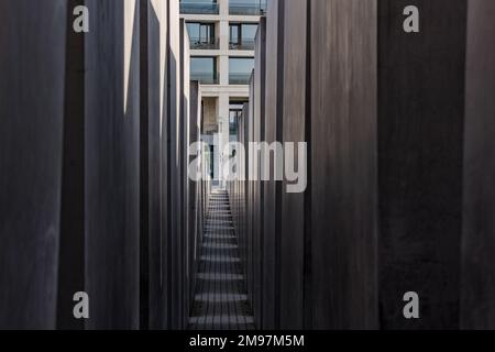 Zwischen den deprimierenden Betonblöcken in der Gedenkstätte für die jüdischen Opfer des Holocaust im 2. Weltkrieg, Berlin Stockfoto