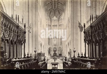 Blick von innen auf die Kathedrale von Norwich, Norwich, Norfolk, Blick vom Chor nach Osten. Stockfoto