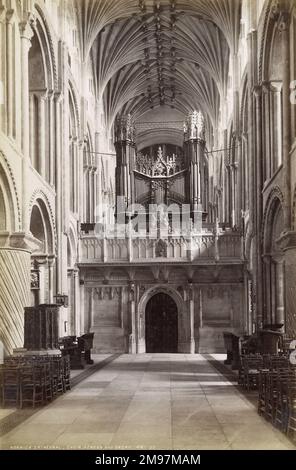 Innenansicht der Kathedrale von Norwich, Norwich, Norfolk, mit Chorleinwand und Orgel. Stockfoto