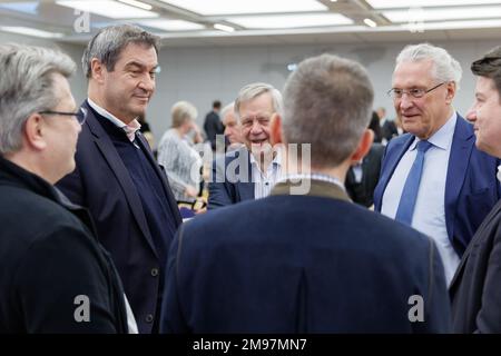 Bad Staffelstein, Deutschland. 17. Januar 2023. Markus Söder (2. von links), Vorsitzender der CSU-Partei und Ministerpräsident Bayerns, spricht mit Winfried Bausback (l), stellvertretender Vorsitzender der CSU-Fraktion im bayerischen landesparlament, Karl Freller (Center Back), Vizepräsident des bayerischen landesparlaments, Und Joachim Herrmann (2. von rechts), bayerischer Innenminister, im Kloster Banz während des Winterurlaubs der CSU-Fraktion im bayerischen landesparlament. Kredit: Daniel Karmann/dpa/Alamy Live News Stockfoto