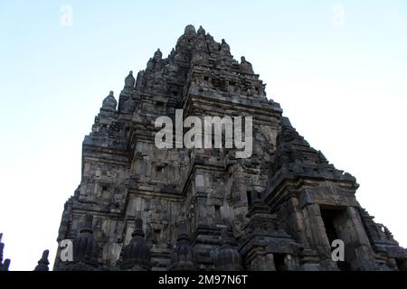 Spire von Candi Prambanan in Java, Indonesien, aufgenommen im Juli 2023. Stockfoto