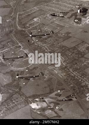 Die drei verbleibenden Supermarine Spitfire XIXs, PM631, PS853 und PS915, in der RAF, die zur RAF Biggin Hill geflogen werden, um sich der Einheit „Hurricane“ des Fighter Command anzuschließen. Das Flugzeug sollte gewartet werden, um an der Zeremonialschlacht von Großbritannien und anderen Flypasts teilzunehmen. Sie werden von Piloten der britischen Schlacht geflogen – Grp Capt James Edgar Johnson, DSO, DFC; Grp Capt James Rankin, DSO, DFC und WG CDR Peter D. Thompson, DFC. Sie werden begleitet von einem Gloster Javelin, Top, und einem Hawker Hunter, Bottom. 11. Juli 1957 Stockfoto