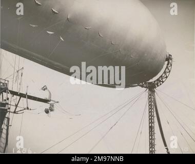 Ein Schiff der SS-Klasse in einem Verankerungsversuch an der Naval Airship Station, Walney Island, Barrow-in-Furness, 5. Mai 1918. Stockfoto