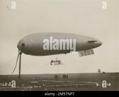 Ein Schiff der SS-Klasse in einem Verankerungsversuch an der Naval Airship Station, Walney Island, Barrow-in-Furness, 4. Mai 1918. Stockfoto