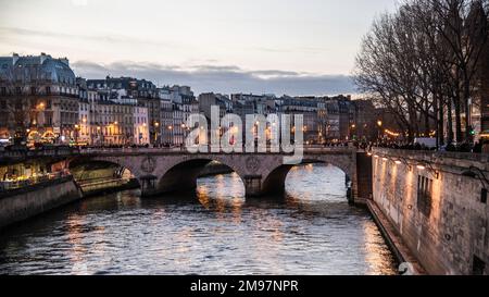 Paris, Frankreich - 27 2022. Dez.: Brücke auf der seine in Paris bei Sonnenuntergang Stockfoto