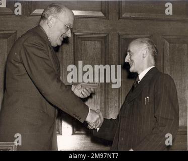 Sir Frederick Handley Page, CBE, FRAeS, 1885-1962, Raes President 1945-1947, Left überreicht Joe Smith den Edward Busk Memorial-Preis. Stockfoto