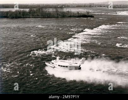 Westland SRN2, SR-N2-001, Luftkissenboot, das die Lachine Rapids auf dem Weg vom Hafengebiet von Montreal zum Royal St lawrence Yacht Club erschossen hat, wo es während kanadischer Demonstrationen seinen Sitz hatte. Stockfoto