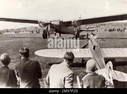 De Havilland DH71 Tiger Moth vor der Sohle Beardmore Inlexible, J7557, in Hendon 1928. Stockfoto