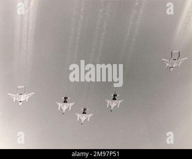 Die ersten drei McDonnell F-4K Phantome, XT858, XT859 und XT860, für den Fleet Air Arm erreichen die Royal Naval Air Station, Yeovilton, begleitet von zwei de Havilland DH110 Sea Vixen FAW2s, XN650 und XN690, 29. April 1968. Stockfoto