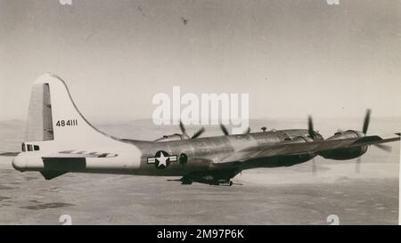 McDonnell XF-85 Goblin unter Monstro, seine Boeing EB-29B, 44-84111, Mutterschiff. Stockfoto