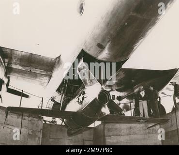 McDonnell XF-85 Goblin unter seinem Mutterschiff. Stockfoto