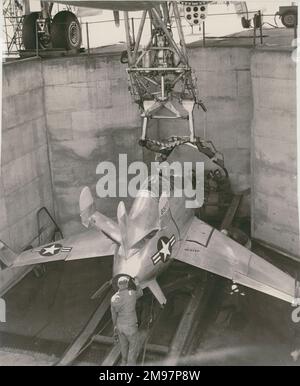 Der erste McDonnell XF-85 Goblin, 46-523, wird an seinem Trapez unter dem Mutterschiff befestigt. Stockfoto