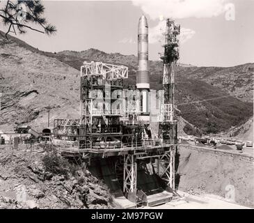 Martin SM-68 Titan ICBM auf einem Prüfstand. Stockfoto