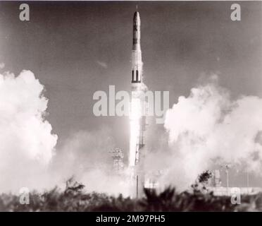 Martin SM-68 Titan ICBM kurz nach dem Start von Cape Canaveral im Februar 1959. Stockfoto