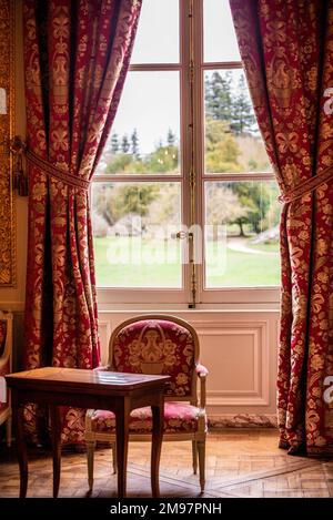 Versailles, Frankreich - Dez. 28 2022: Innenfenster und Sessel des Trianon-Schlosses in Versailles Stockfoto