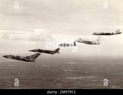 Von links: Panavia Tornado, SEPECAT Jaguar, BAC Strikemaster, English Electric Lightning F6 und English Electric Canberra T4. Stockfoto