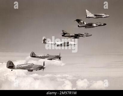 Vor Coltishalls „zu Hause“-Tag zum 20. Jahrestag der britischen Schlacht, September 1960. Sechs Generationen von RAF-Kämpfern bilden sich zusammen. Hawker Hurricane IIC, LF363; Supermarine Spitfire PRXIX, PM631; Gloster Meteor F8, WL164; Hawker Hunter F6, XK136; Gloster Javelin F(AW)9, XH894 und English Electric Lightning F1, XM137. [Siehe auch 56001263.] Stockfoto