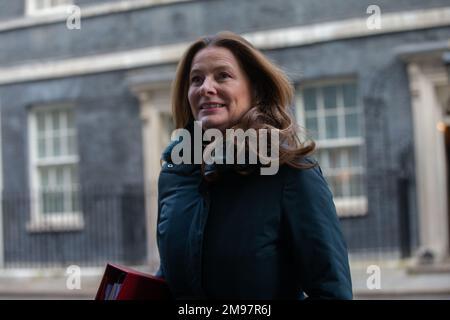 17. Januar 2023, London, England, Vereinigtes Königreich: Secretary of State for Education GILLIAN KEEGAN wird außerhalb der Downing Street 10 als Kabinettssitzung gesehen. (Kreditbild: © Tayfun Salci/ZUMA Press Wire) NUR REDAKTIONELLE VERWENDUNG! Nicht für den kommerziellen GEBRAUCH! Stockfoto