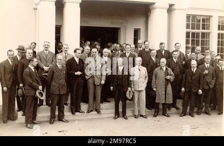 Besuch einer Flugzeugfirma vor dem Personal und der Werkskantine der Abteilung für Flugzeugtriebwerke in Bristol. Mai 1930. Stockfoto