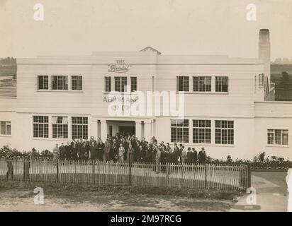 Besuch einer Flugzeugfirma vor dem Personal und der Werkskantine der Abteilung für Flugzeugtriebwerke in Bristol. Mai 1930. Stockfoto