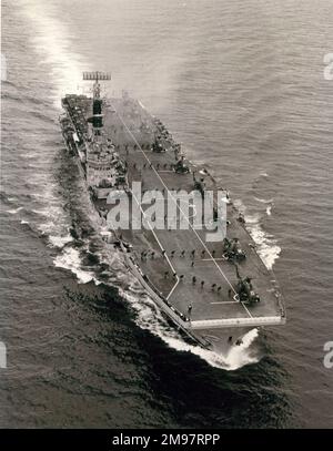 HMS Albion (R07) nach der Umwandlung in einen Commando Carrier. Stockfoto