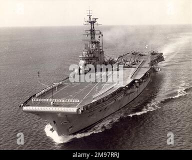 HMS Albion (R07) kurz vor der Umstellung auf einen Commando Carrier, Dezember 1960. Stockfoto