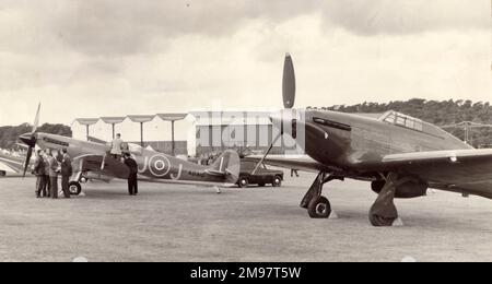 Supermarine Spitfire VB, AB910, Left, und Hawker Hurricane IIC, PZ865/G-AMAU, The Last of the Many!, die Endproduktion Hurricane, auf der 1957 Royal Aeronautical Society Garden Party in Wisley am 15. September. Beide Flugzeuge bleiben mit dem RAF Battle of Britain Memorial Flight lufttüchtig. Stockfoto