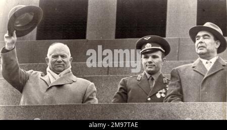 Kosmonaut Major Juri Aleksejewitsch Gagarin, 1934-1968, Sowjetpräsident Nikita Kruschev links und Präsident Leonid Breschnev auf dem Balkon des Lenin-Mausoleums, der die Maifeierparade in Moskau beobachtet. 1. Mai 1961 Stockfoto