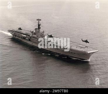 HMS Albion (R07) bei Verwendung als Commando Carrier, Dezember 1971. Stockfoto