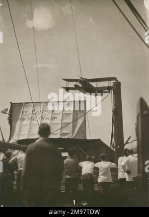 Die Post abholen! Ein Foto, das im Juli 1929 zwischen Boston und New York aufgenommen wurde. Stockfoto