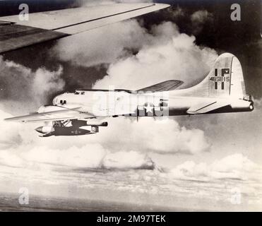 Boeing B-17G Flying Fortress, 44-85815, mit einem Republic-Ford JB-2 Loon. Stockfoto