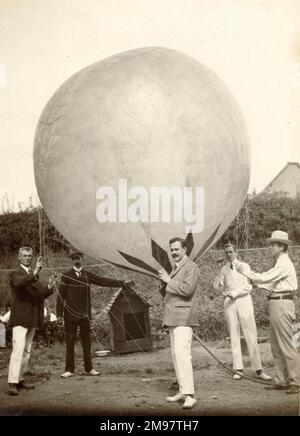 500cu m Ballon wird in Netley mit Wasserstoff aufgepumpt, bevor Sie zum Fotografieren auf Southampton Water gebracht werden. Ballon von links halten: ????, Eric Clift, Harold Perrin, Wallace Barr und Griffith Brewer. Stockfoto