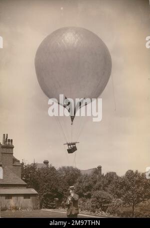 Ballon aus Goldschlägerhautleder von 500cu m Höhe, aufgeblasen mit Kohlegas, mit Kamera befestigt, wird aus 20 Waldegrave Park, Strawberry Hill aufgelassen. Stockfoto