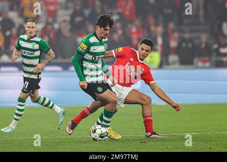 Lissabon, Portugal. 15. Januar 2023. Francisco Trincão (L) von Sporting CP und Alexander Bah (R) von SL Benfica in Aktion während des Spiels Liga Portugal Bwin zwischen SL Benfica und Sporting CP in Estadio da Luz. Endstand: SL Benfica 2:2 Sporting CP. Kredit: SOPA Images Limited/Alamy Live News Stockfoto