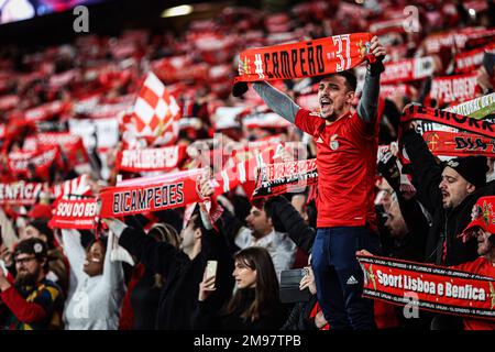 Lissabon, Portugal. 15. Januar 2023. SL Benfica-Fans jubeln beim Liga Portugal Bwin Match zwischen SL Benfica und Sporting CP auf der Estadio da Luz. Endstand: SL Benfica 2:2 Sporting CP. Kredit: SOPA Images Limited/Alamy Live News Stockfoto