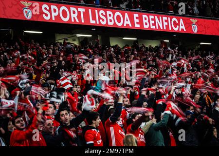 Lissabon, Portugal. 15. Januar 2023. SL Benfica-Fans jubeln beim Liga Portugal Bwin Match zwischen SL Benfica und Sporting CP auf der Estadio da Luz. Endstand: SL Benfica 2:2 Sporting CP. Kredit: SOPA Images Limited/Alamy Live News Stockfoto
