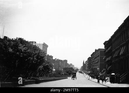 Heute ist die 4. Avenue eine Durchgangsstraße im New Yorker Stadtteil Brooklyn, die sich über sechs Meilen erstreckt. Weithin bekannt als Park Avenue. Die originale 4. Avenue führte die Gleise der New York und Harlem Railroad. Stockfoto