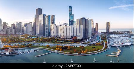 Stadtbild mit DuSable Harbor und Skyline in Chicago, Illinois, USA Stockfoto