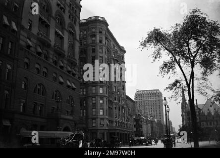 Das Haus Cornelius Vanderbilt II befindet sich an der Ecke 5. Avenue und 57. Street, New York City, und wurde 1883 erbaut. Das Erdgeschoss diente auch als Salon und Speisesaal sowie als Kunstgalerie. Im zweiten Stock gibt es einen Salon, ein Musikzimmer und einen Wintergarten. Alle übrigen Stockwerke waren Schlafzimmer. Da Cornelius Vanderbilt nicht von Ameisenhütten ausgetragen werden wollte, erwarb er alle anderen Grundstücke gegenüber dem Block 5. Avenue und mietete George B Post und Richard Morris Hunt an, um ein noch größeres Haus zu bauen. Dies füllte die gesamte Blockfront und führte zu einem der extravagantesten Häuser in dieser Gegend Stockfoto