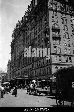 Das ursprüngliche Waldorf Astoria wurde auf der 5. Avenue, New York, erbaut - entworfen von Henry J. Hardenbergh und fertiggestellt im Jahr 1893. 1929 wurde es abgerissen, um Platz für den Bau der Empire State Building zu schaffen. Stockfoto