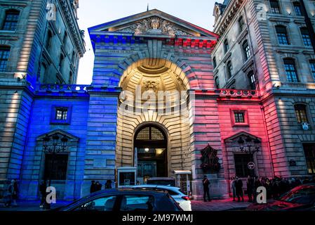 Paris, Frankreich - 27 2022. Dez.: Dreifarbige Lichtschattierungen im Pariser Polizeipräsidium Stockfoto