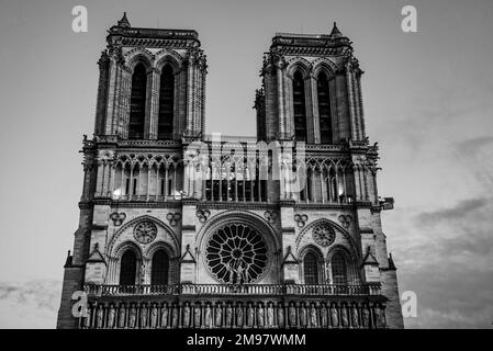 Paris, Frankreich - 27 2022. Dez.: Schwarz-weiße Kathedrale Notre Dame bei Nacht Stockfoto