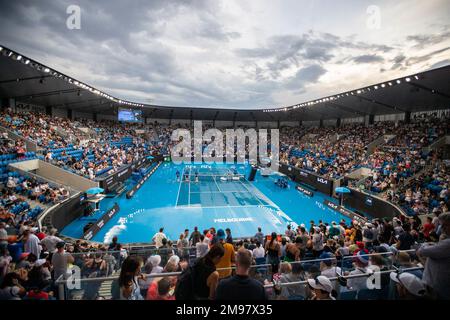 Melbourne, Australien. 17. Januar 2023. Mitarbeiter trocknen den Platz, nachdem der Regen am zweiten Tag des Australian Open Tennisturnier 2013 in Melbourne, Australien, am 17. Januar 2023 aufgehört hat. Kredit: Hu Jingchen/Xinhua/Alamy Live News Stockfoto