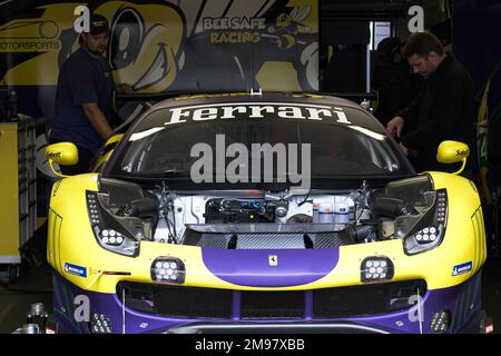 Le Mans / Frankreich - 12-13 2022. Juni: 24 Stunden Le Mans, auf den Tribünen letzte Vorbereitungen der Autos sind die Techniker des Teams Ferrari aktiv BE Stockfoto