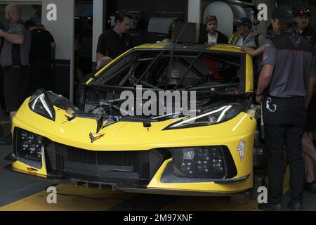 Le Mans / Frankreich - 12-13 2022. Juni: 24 Stunden Le Mans, auf den Tribünen letzte Vorbereitungen der Autos die Techniker des Corvette Rennteams sind A Stockfoto