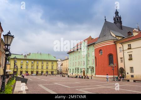Kleiner Marktplatz mit Kirche und Geschäften in Krakau, Polen Stockfoto